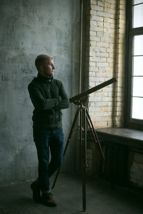 Bezpłatne Darmowe zdjęcie z galerii z mężczyzna, na stojąco, okna Zdjęcie z galerii