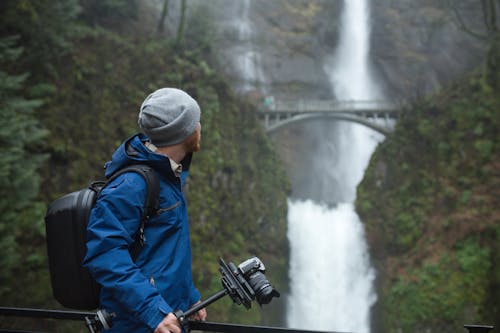 Gratis stockfoto met backpack, Bemoste rotsen, blauwe jas