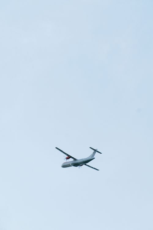 Free A single airplane flying in clear blue sky during daytime, showcasing travel and aviation. Stock Photo