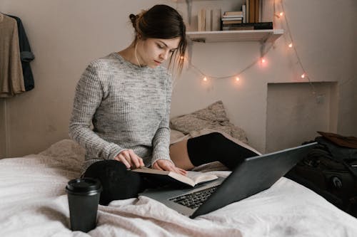 Gratis stockfoto met aan het studeren, bed, boek