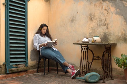 Darmowe zdjęcie z galerii z brunetka, czytać, czytając książkę