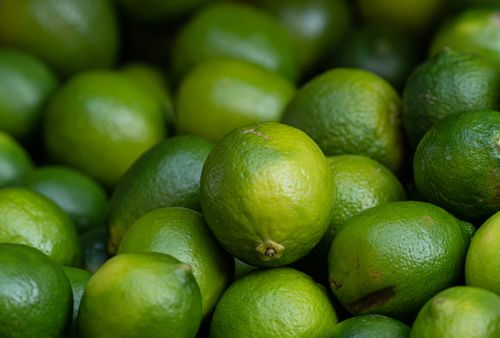Free A vivid close-up of fresh limes showcasing their vibrant green hues and textures. Stock Photo