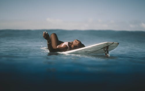 Kostenloses Stock Foto zu auf dem rücken liegen, bikini, driften