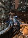 夜间，火车在城市灯火通明的建筑间穿行
