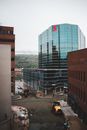 现代城市场景以玻璃办公楼和城市街道上的建筑为特色