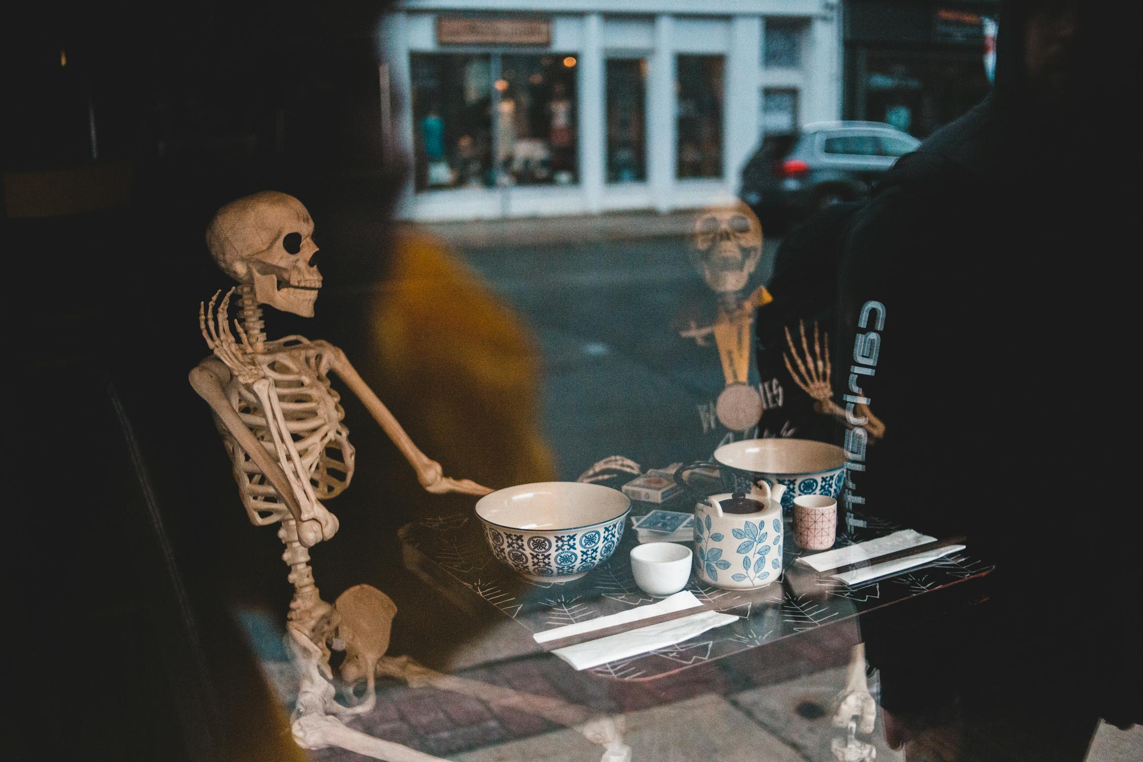 Laughing Skull @ Photo by Erik Mclean from Pexels