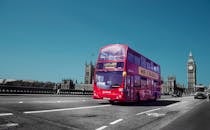 在晴朗的日子里，一辆红色双层巴士经过大本钟，构成了经典的伦敦场景