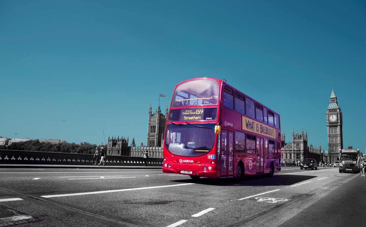 Ücretsiz Yolda Kırmızı çift Katlı Otobüs Stok Fotoğraflar