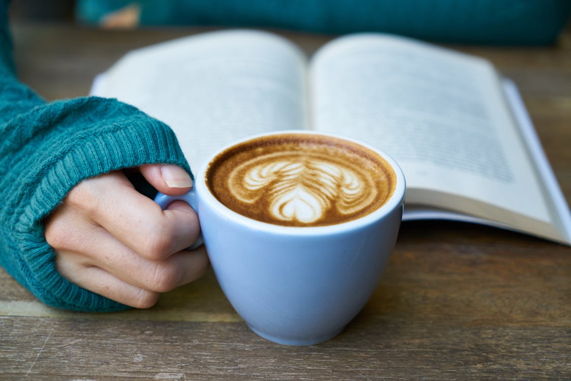Δωρεάν στοκ φωτογραφιών με latte art, ανάγνωση, βιβλίο Φωτογραφία από στοκ φωτογραφιών