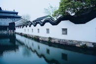 宁静的运河中倒映着美丽的中国传统建筑