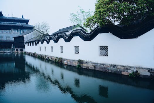 宁静的运河中倒映着美丽的中国传统建筑