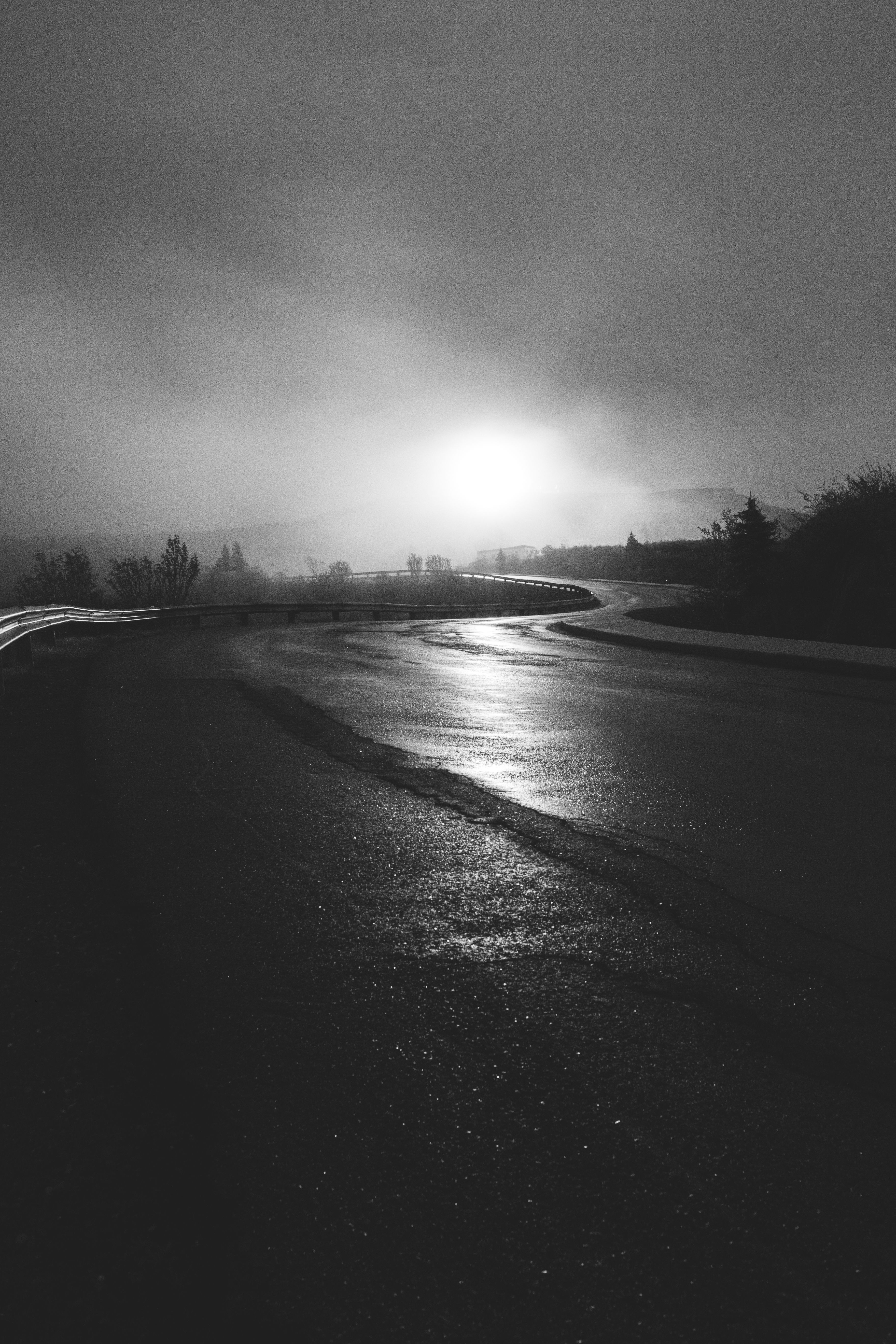 黄昏时分，一条宁静的迷雾道路穿过静谧的乡村，充满神秘与平静