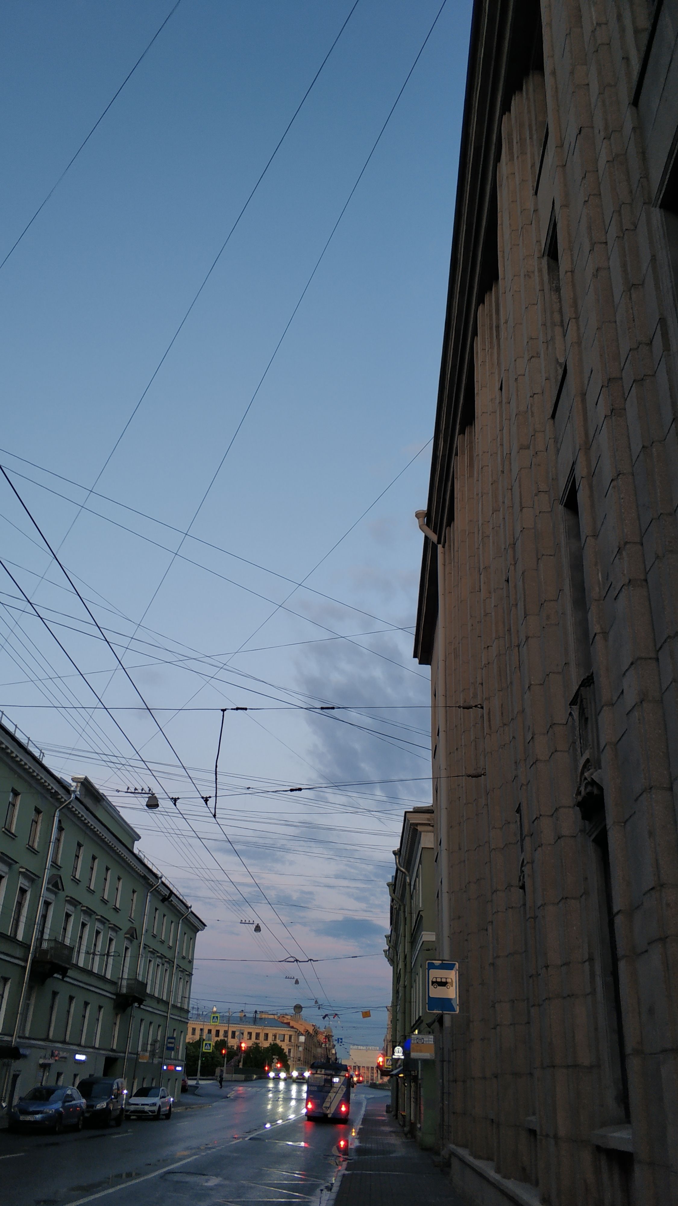 Street near contemporary building in city center · Free Stock Photo