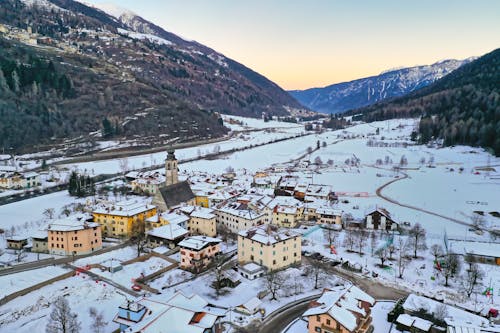 Gratis stockfoto met bergen, cima della montagna, huizen