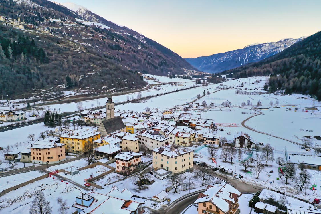 Fotobanka s bezplatnými fotkami na tému chladný, cima della montagna, domy