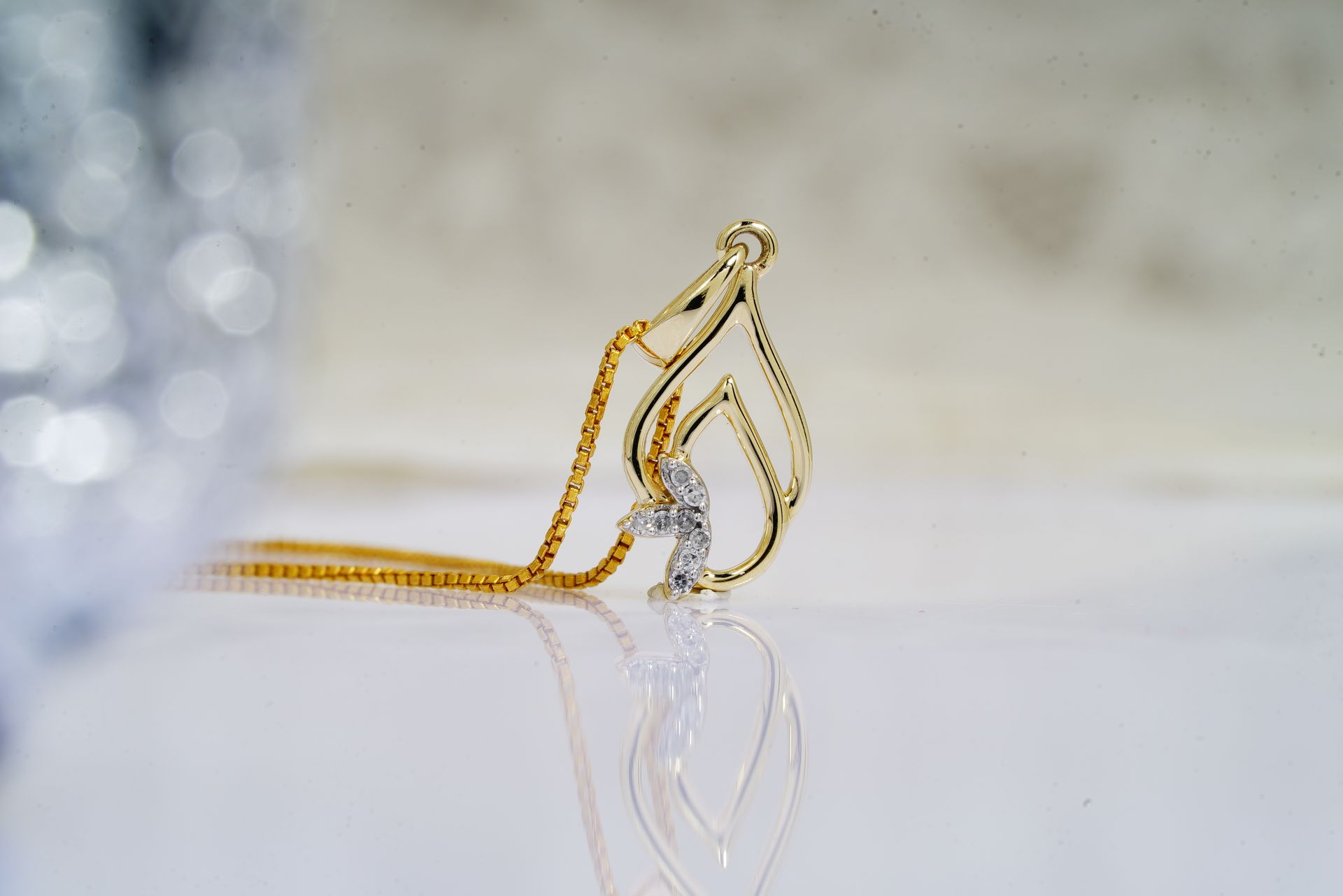 A luxurious gold and diamond pendant necklace reflecting elegance and style.