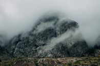 安第斯山脉在智利蒙特港附近被雾笼罩