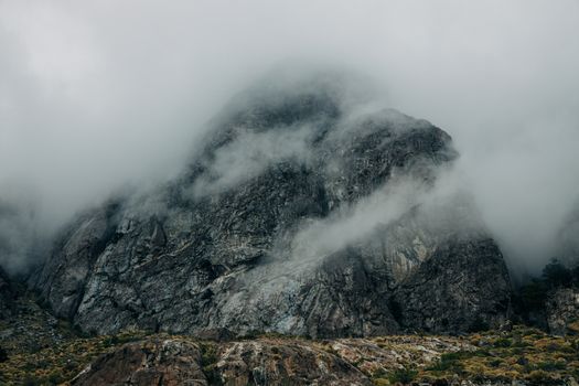 安第斯山脉在智利蒙特港附近被雾笼罩