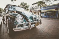 一辆经典古董车停在马里兰州安纳波利斯的历史老街上，尽显复古设计