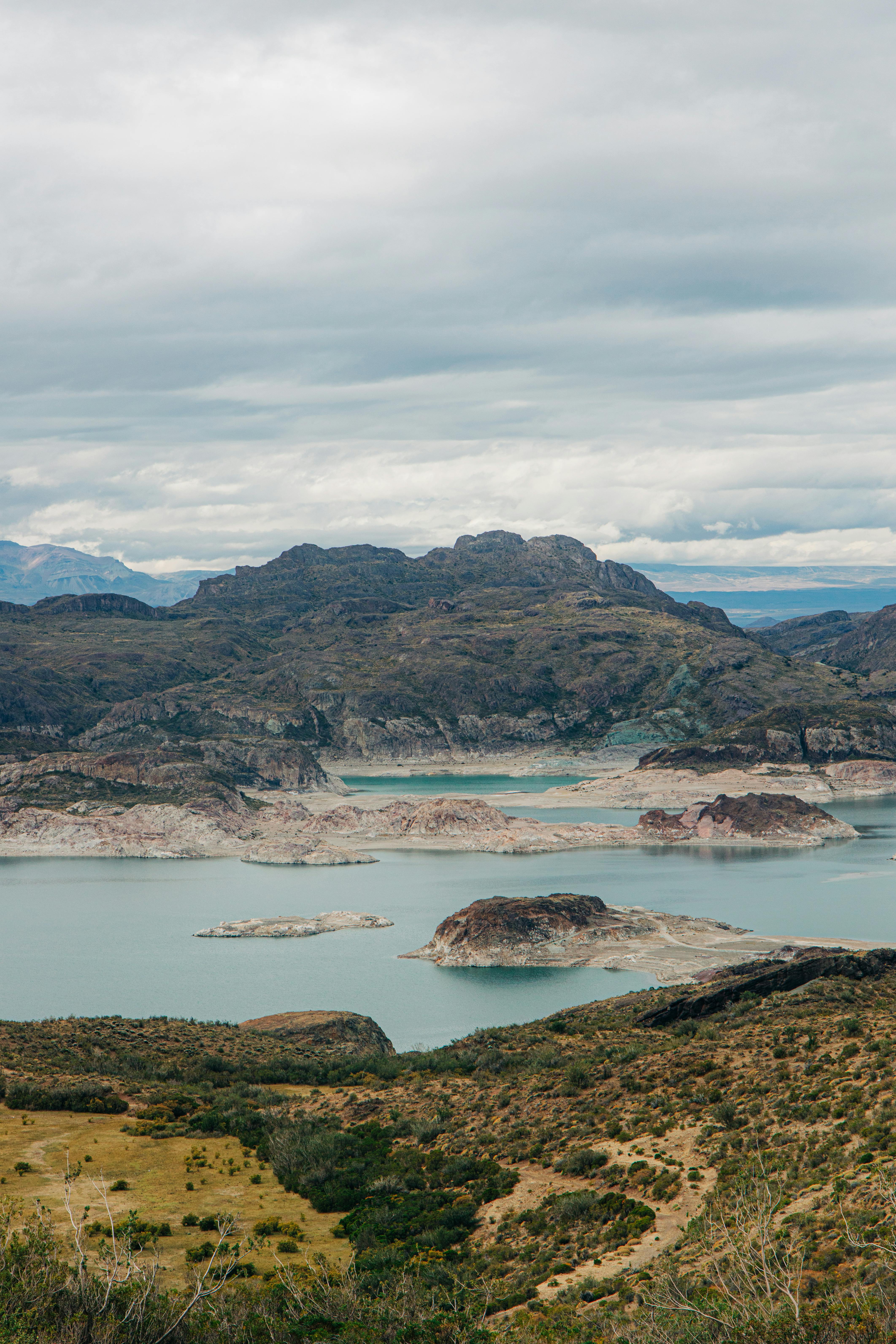 山景和湖泊在阴云密布的天空下，展现了大自然的宁静之美