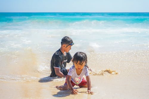 Kostnadsfri bild av asiatisk pojke, asiatisk tjej, blått vatten