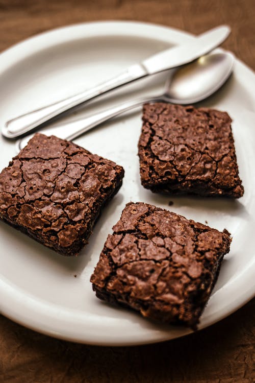 Free Close-Up Shot of Chocolate Brownies on a Ceramic Plate Stock Photo