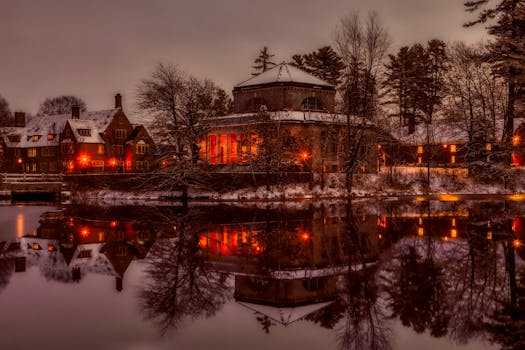 黄昏时分，湖畔宁静，灯火通明的建筑映衬着冬日的静谧