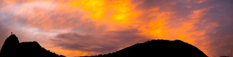 Veche carte de legi deschisă pe o masă de lemn, cu manuscrise și un toc de pană