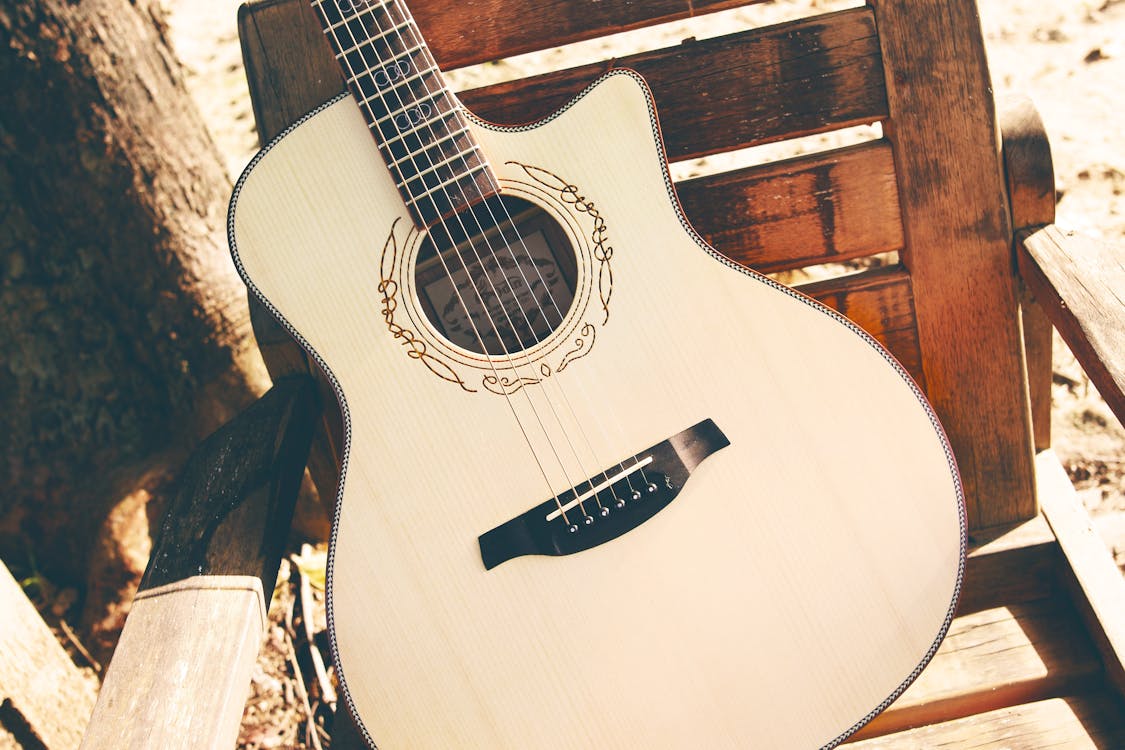 ホワイトカッタウェイアコースティックギター · 無料の写真素材