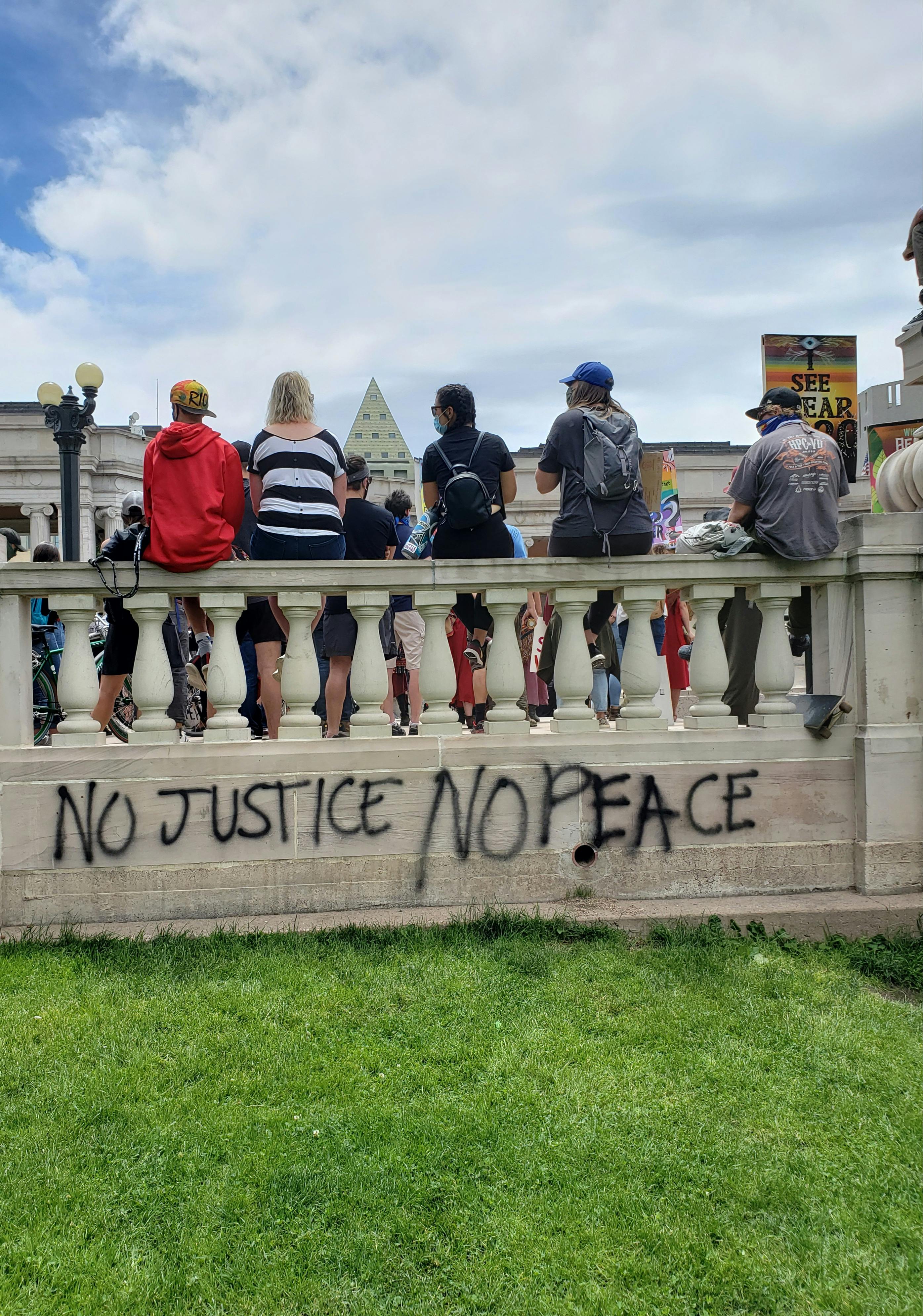 Which age group uses social media the least?