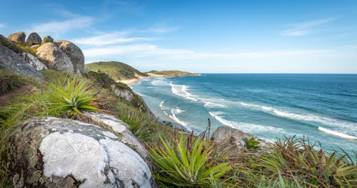 Ilmainen kuvapankkikuva tunnisteilla amante da praia, área de montanha, costa do oceano