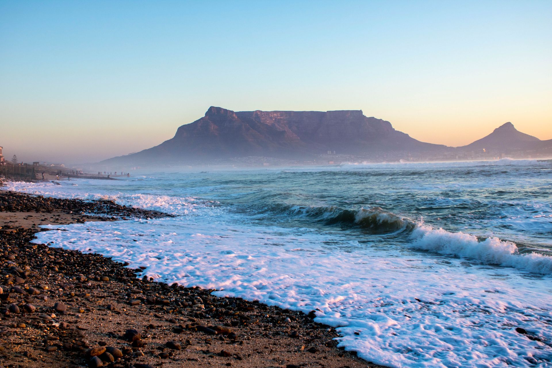 Table Mountain vista desde la playa de Bloubergstrand al atardecer