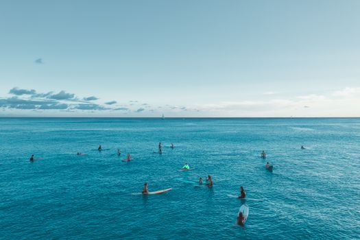 从高空俯瞰，夏威夷蔚蓝海洋中的冲浪者，捕捉了岛屿生活与冒险的精髓