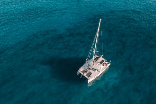 Catamaran de luxe naviguant sur les eaux turquoise vu du ciel à Maurice