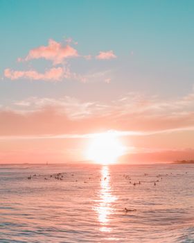 在威基基海滩体验夏威夷日落的宁静之美，非常适合放松身心、寻找灵感