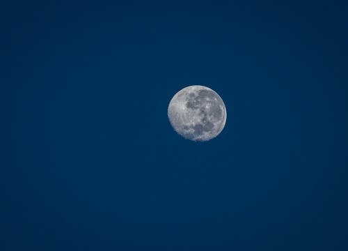 Gratis lagerfoto af astronomi, blå himmel, fuldmåne