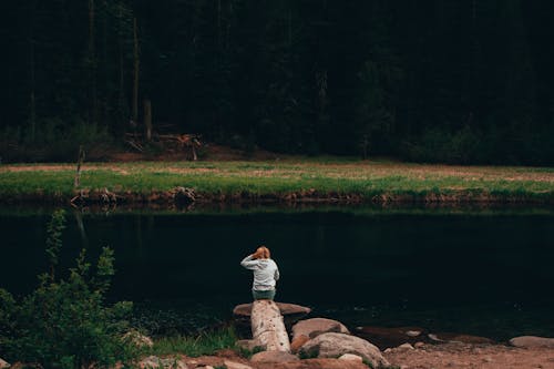 Immagine gratuita di acqua, donna, erba