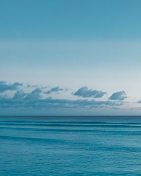 美国夏威夷的宁静海景，蓝色海洋与天空交相辉映
