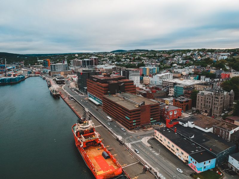 Quais et bâtiments historiques en bord de fleuve, illustrant le paysage urbain de Liège en Région wallonne