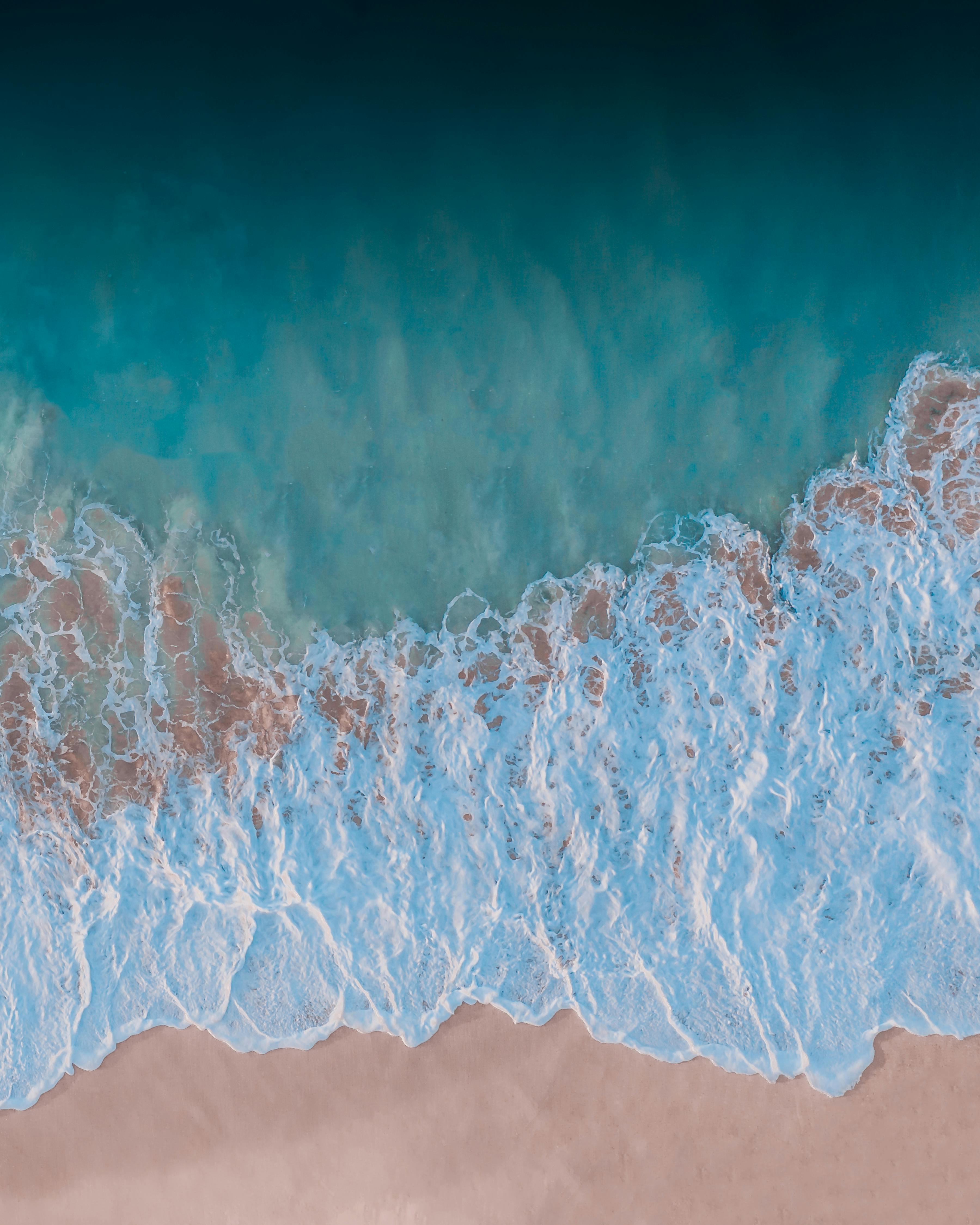 俯瞰夏威夷威基基海滩，碧绿海浪拍打沙滩的景象令人着迷