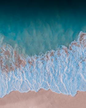 俯瞰夏威夷威基基海滩，碧绿海浪拍打沙滩的景象令人着迷