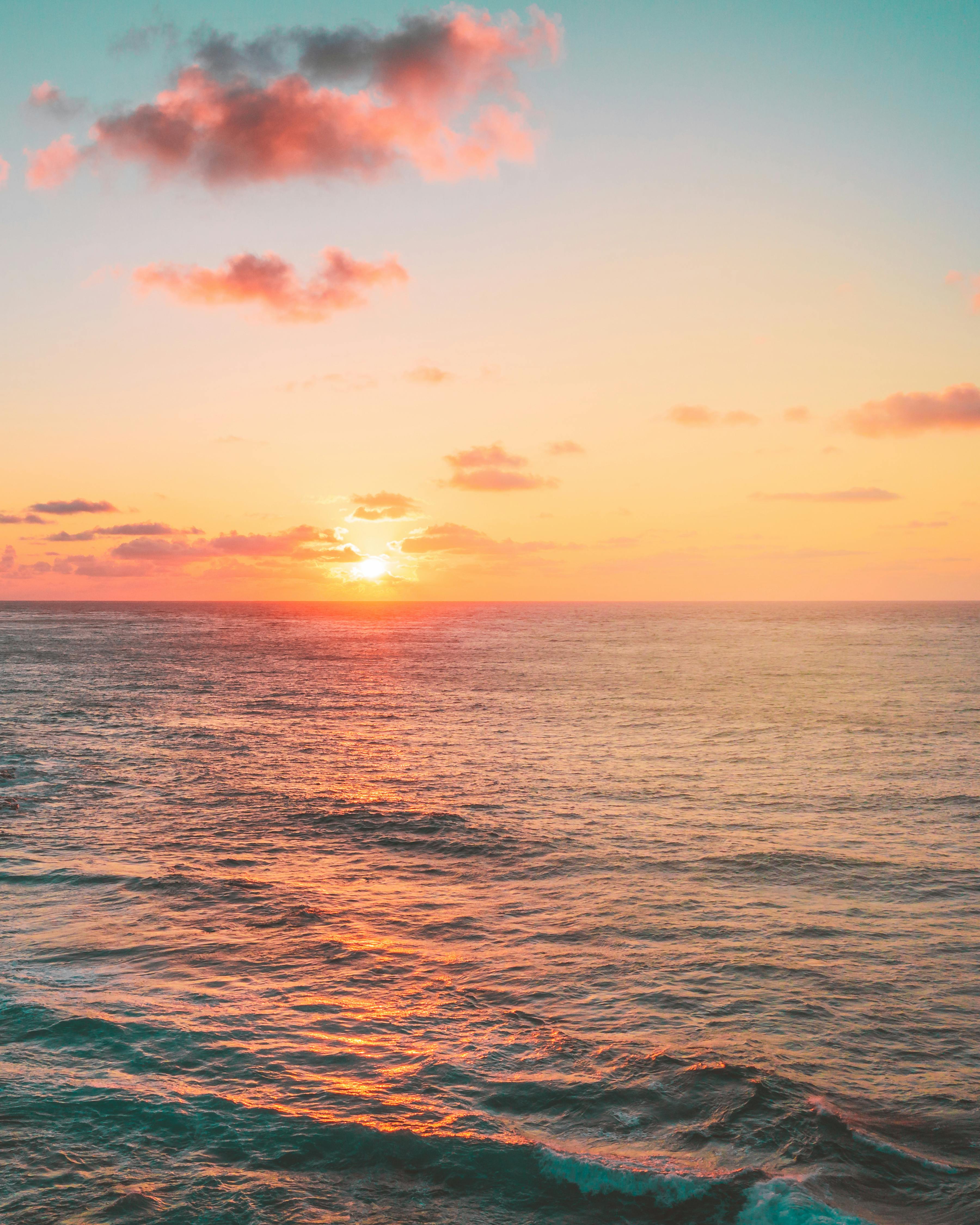 令人叹为观止的日落景色在夏威夷檀香山的海洋，充满活力的色彩和宁静的波浪
