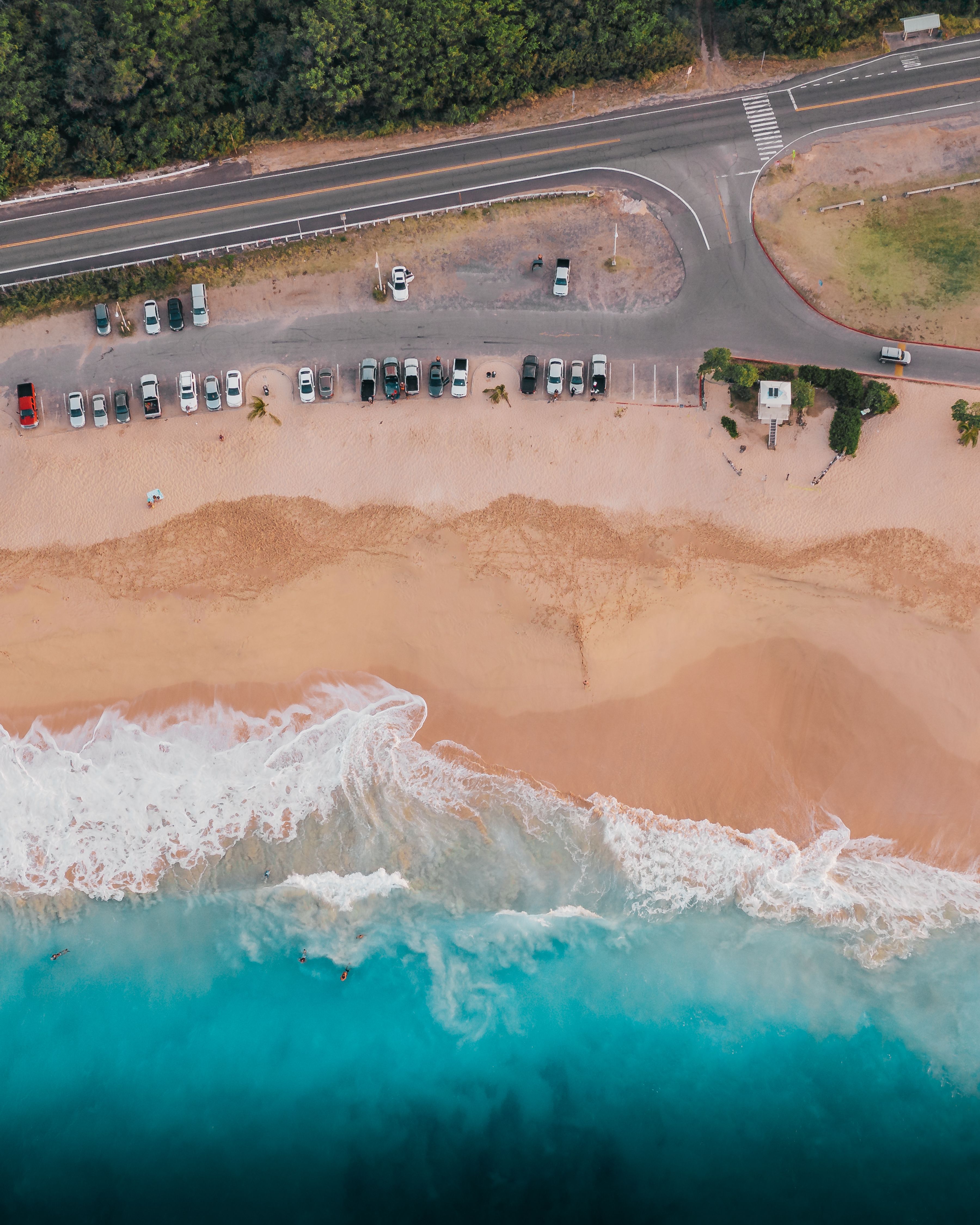 令人惊叹的瓦胡岛海滩航拍，碧绿海浪与风景优美的道路，非常适合激发旅行灵感
