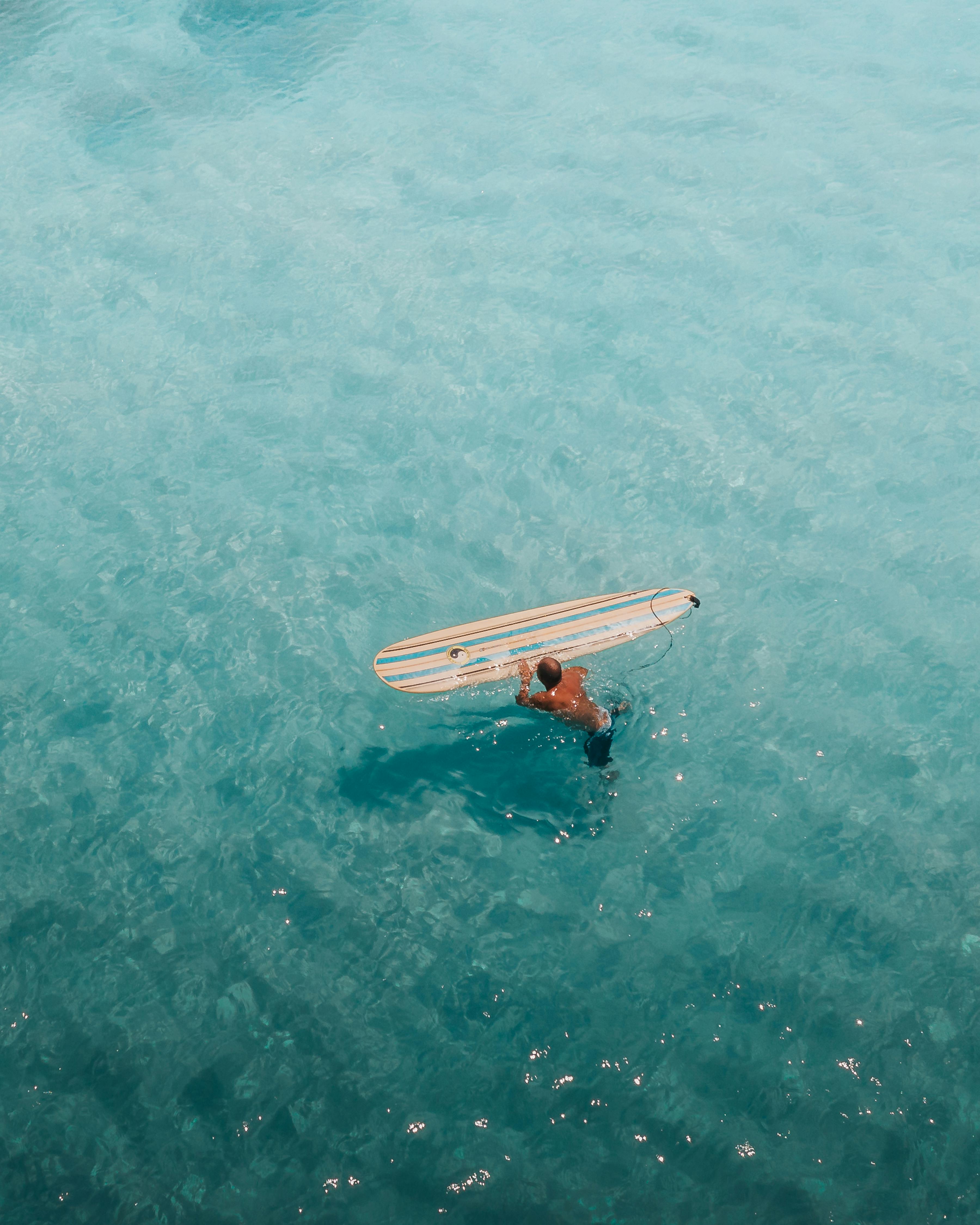 White and Blue Boat on Body of Water · Free Stock Photo