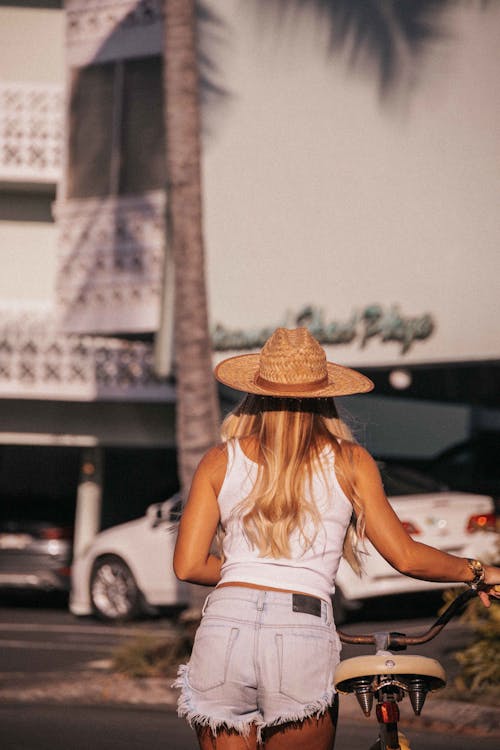 Δωρεάν στοκ φωτογραφιών με αμάνικο μπλουζάκι, γυναίκα, καπέλο ηλίου