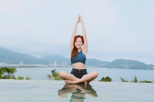 Gratis Wanita Melakukan Yoga Di Sisi Kolam Renang Foto Stok