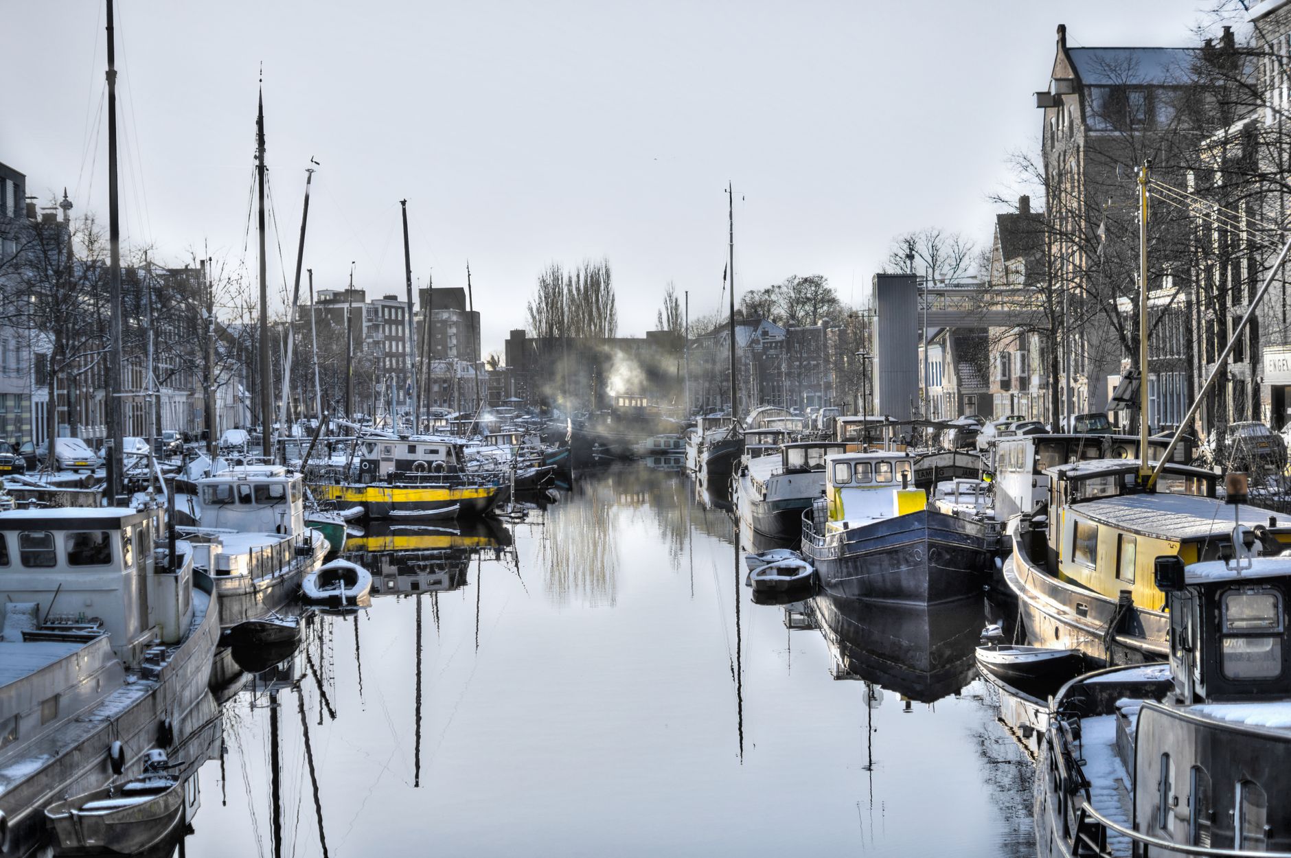 Amsterdam'daki NDSM iskelesi ve çevresi