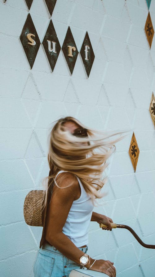 Foto profissional grátis de cabelo comprido, chapéu, de pé