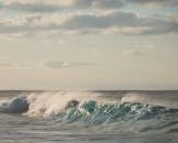 捕捉在夏威夷海滩上破碎的强大波浪，展示自然美景和海洋能源