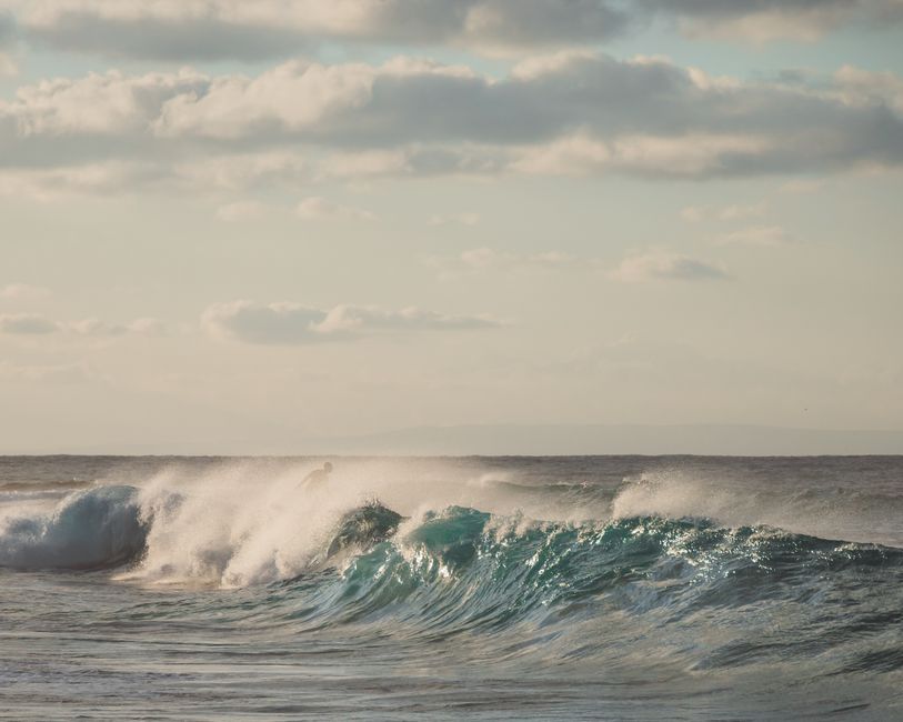 Photo by Jess Loiterton Capture of powerful waves breaking at a Hawaiian beach, showcasing natural beauty and ocean energy.